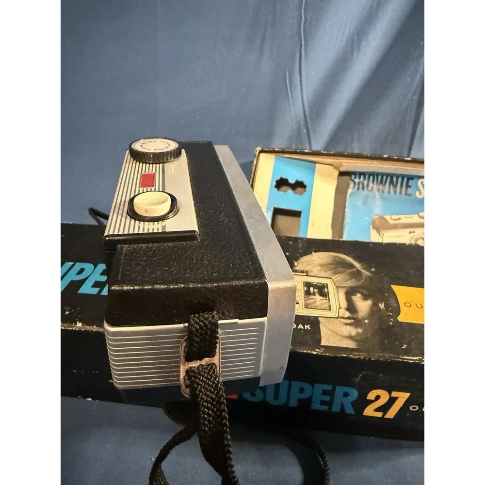 Vintage Kodak Brownie Super 27 Camera  Untested As-is Antique Collectors‎